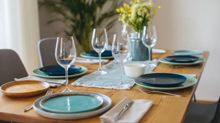 Como colocar a faca e garfo na mesa de jantar: Etiqueta e sofisticação no seu evento